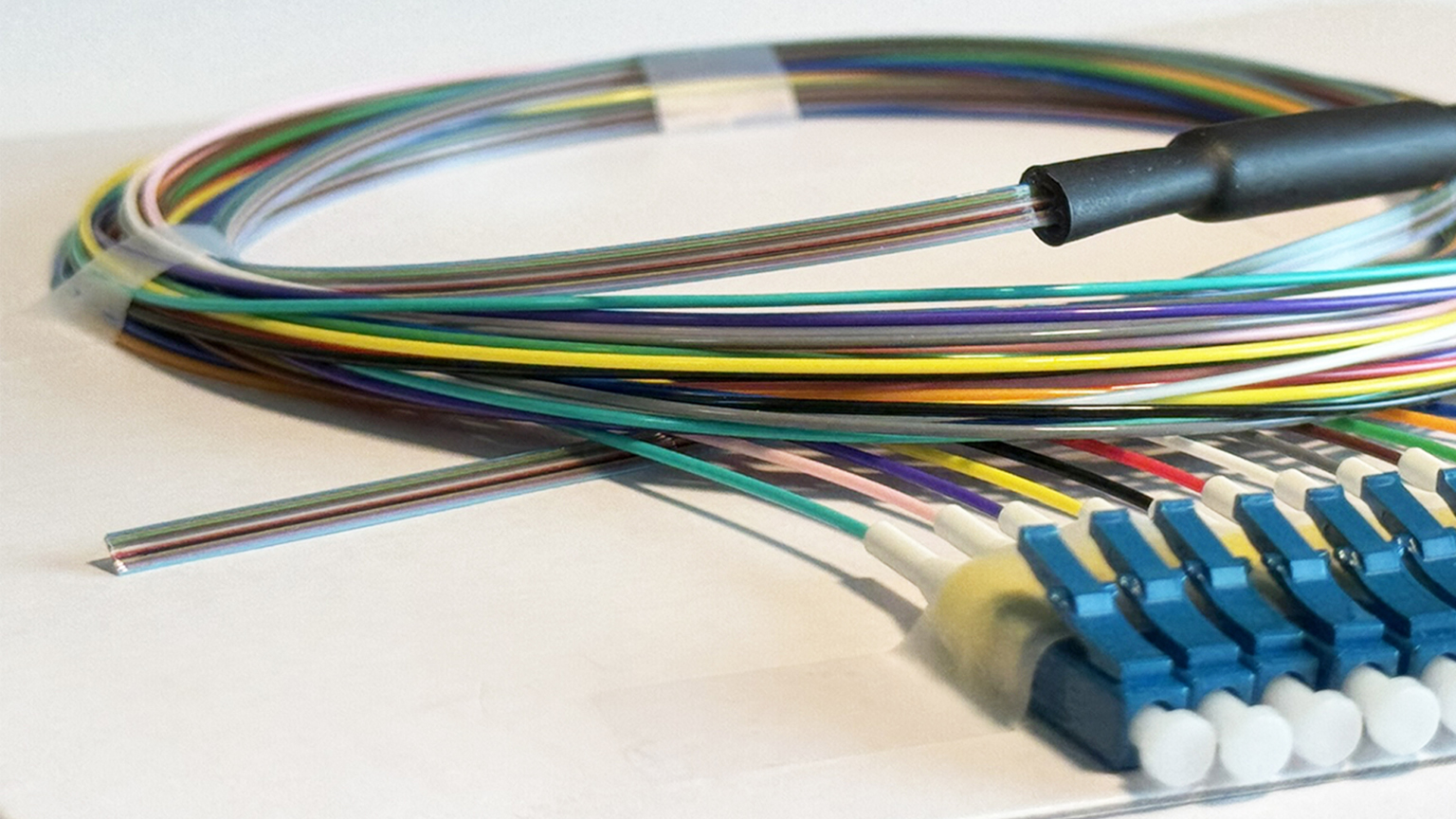 Ribbon-häntäkuitusarja, jossa 12 eri väristä kuitua ja LC-liittimet.